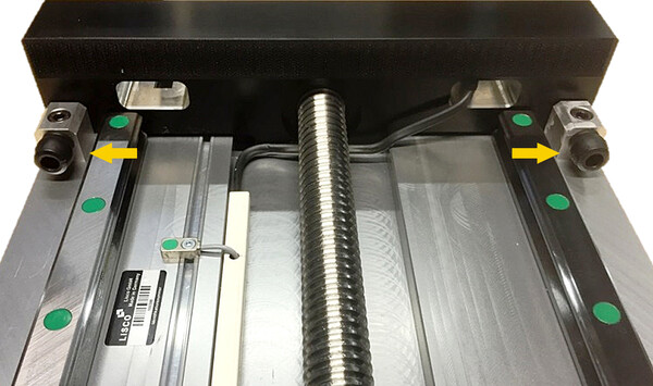 Safety damping for the loading mechanics of feeding systems