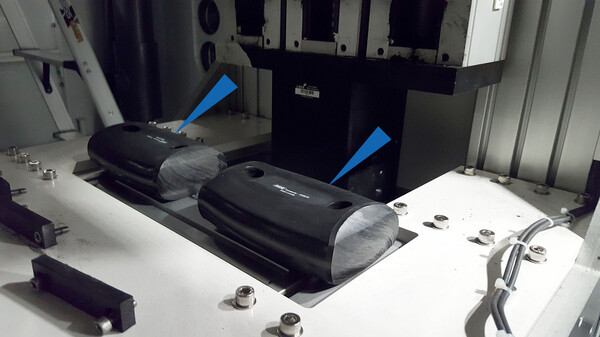 Safety damping for the loading mechanics of feeding systems
